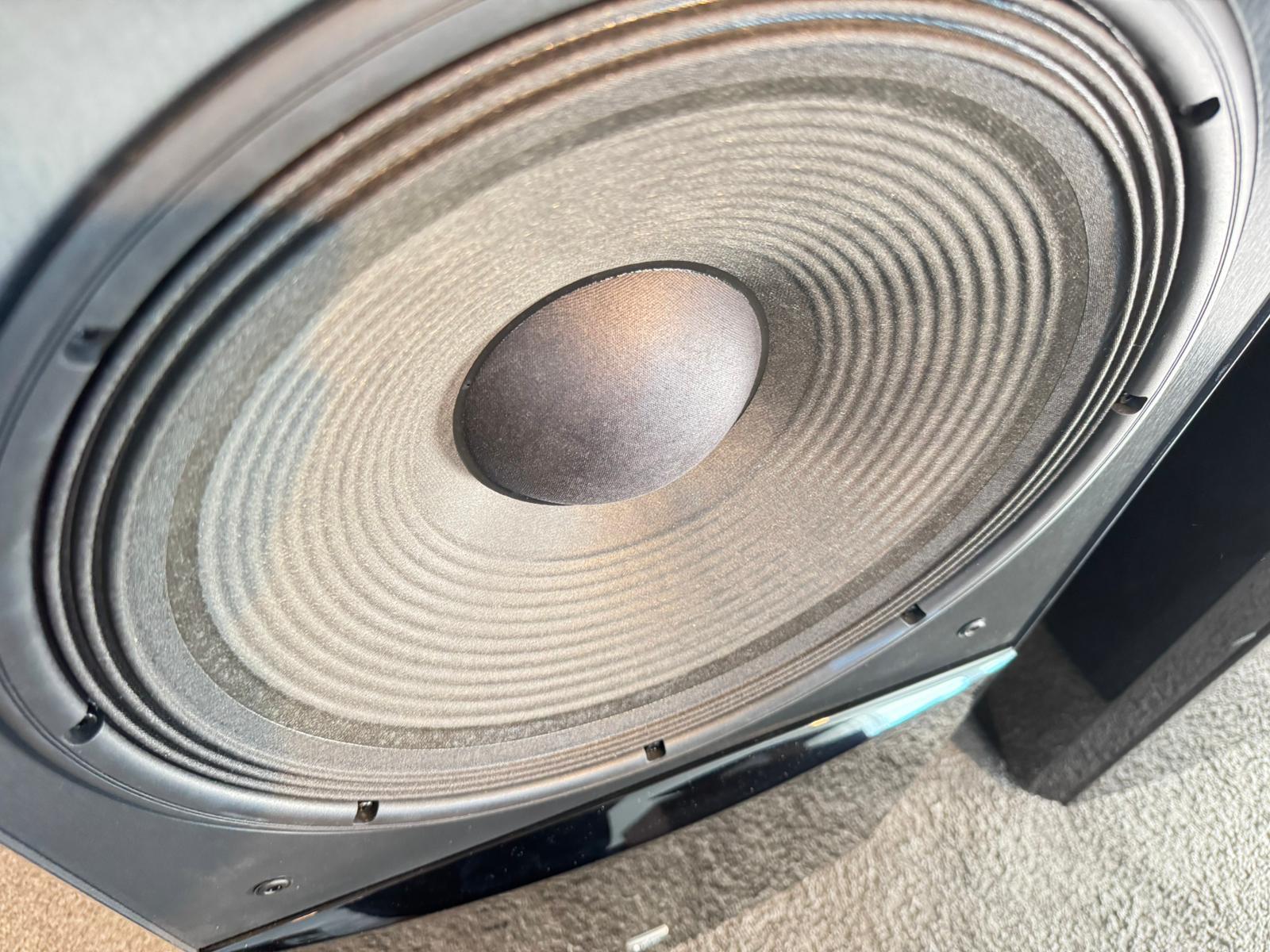 JBL S4700 speakers in black gloss from summer 2025 10