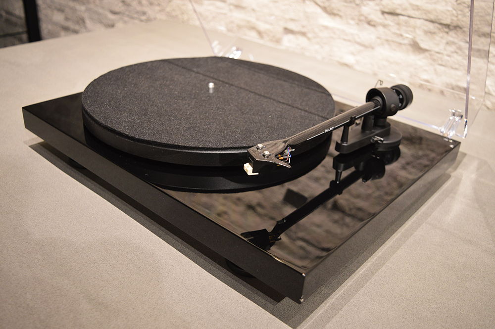 Pro-Ject Debut Carbon EVO Turntable w/Sumiko Rainier Ca...