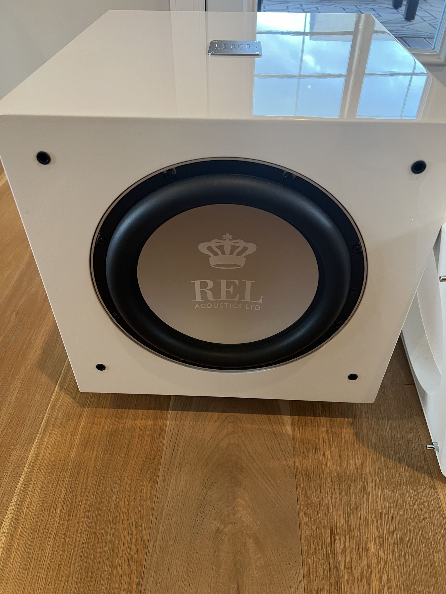 REL Acoustics S812 in White 4