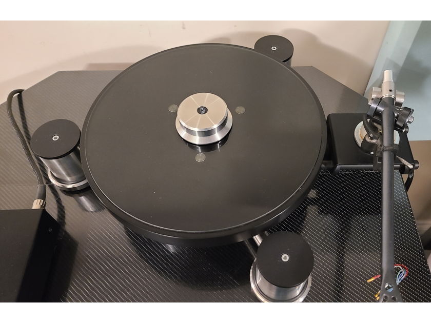 Avid Diva Turntable with Clearaudio RB300 Tonearm.