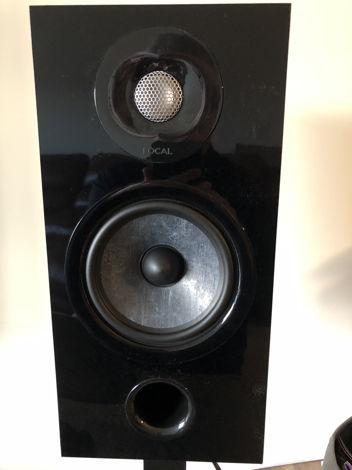 Focal  Chora 806 Speakers w/Stands (Black)
