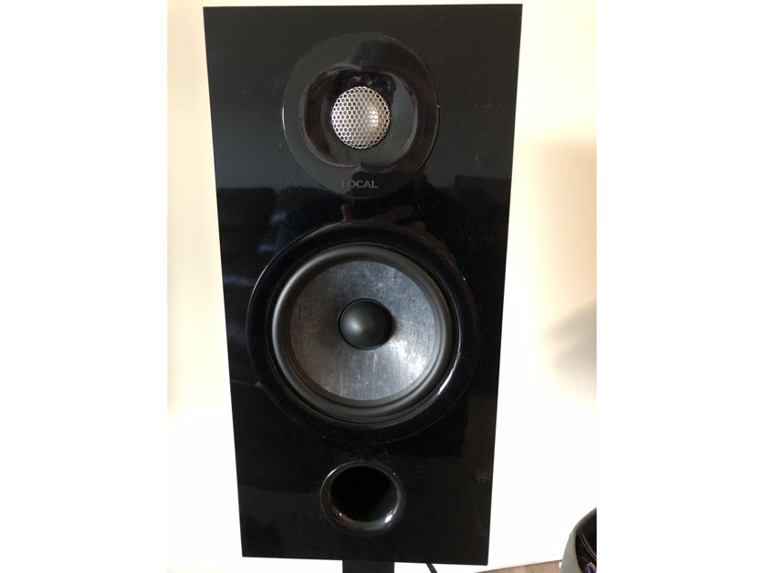 Focal  Chora 806 Speakers w/Stands (Black)