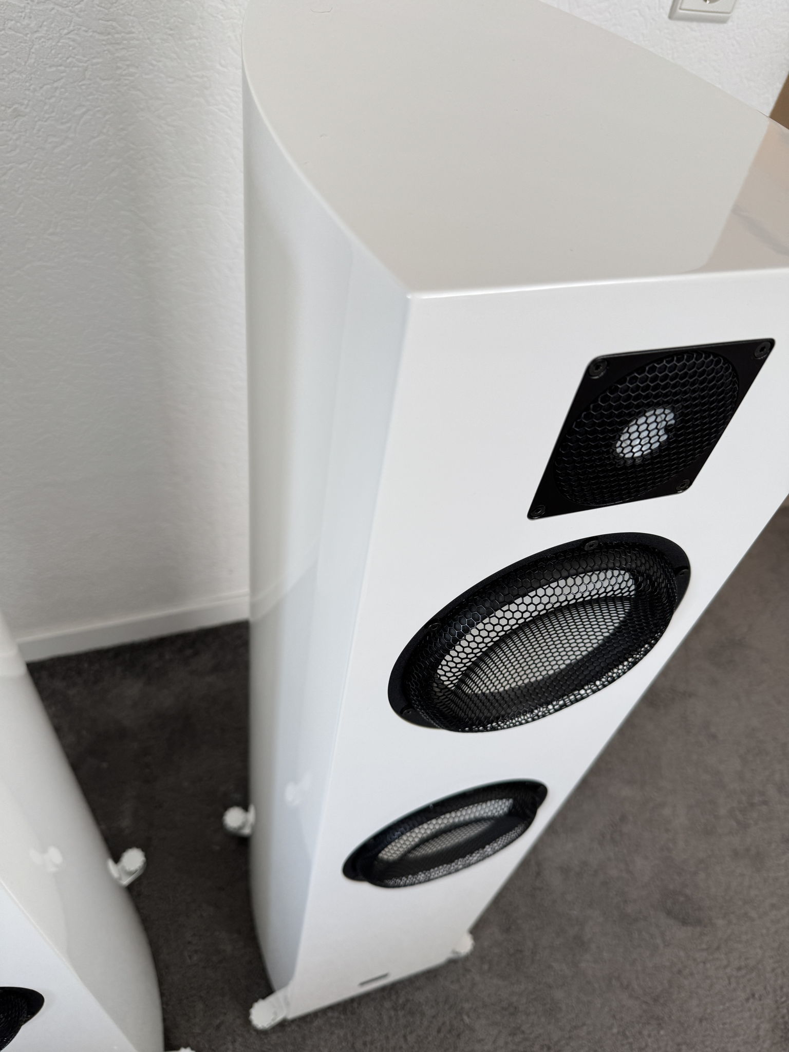 Gauder Akustik Vescova Black Edition speakers in white 2