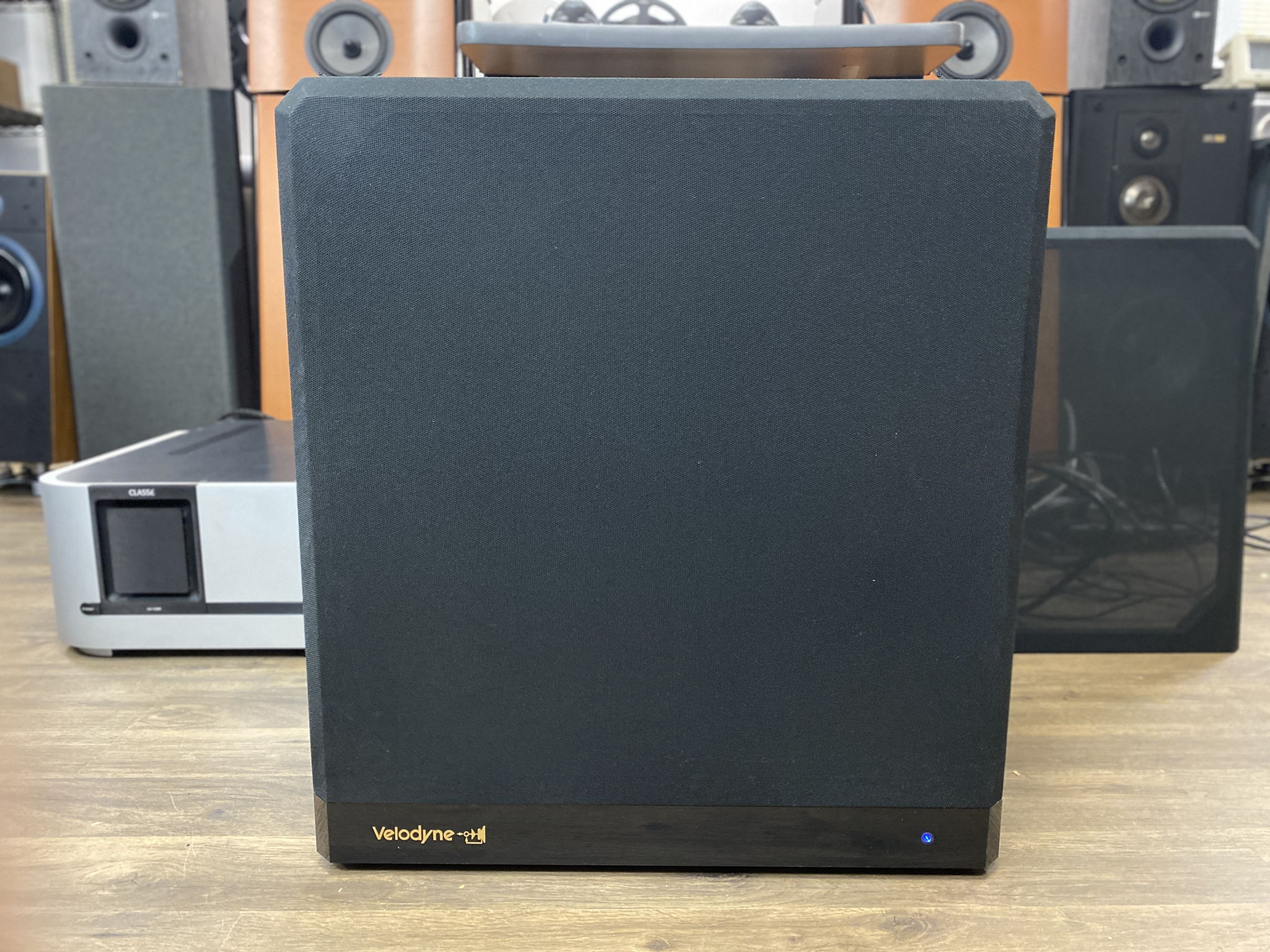 Legendary Velodyne HGS-18, high-end 18-inch powered sub... 2