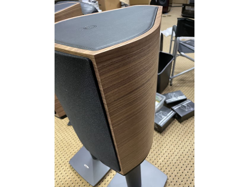 Sonus Faber Sonetto 2 speakers with stands. Walnut