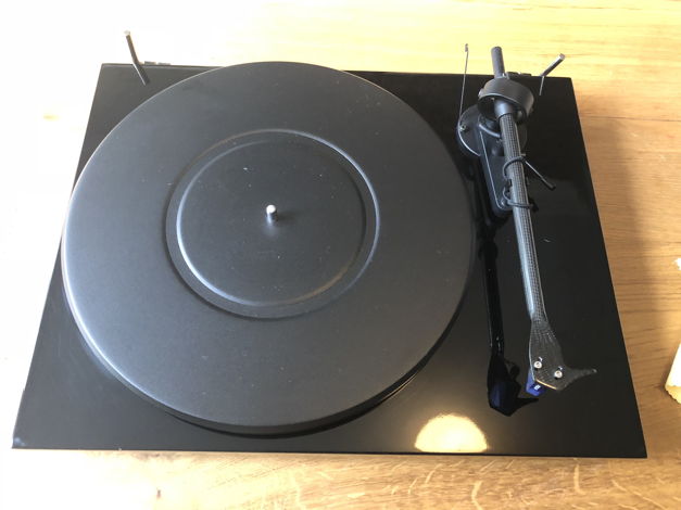 Pro-Ject Debut Carbon (DC) W/ Ortofon 2M Blue! And 2M Red