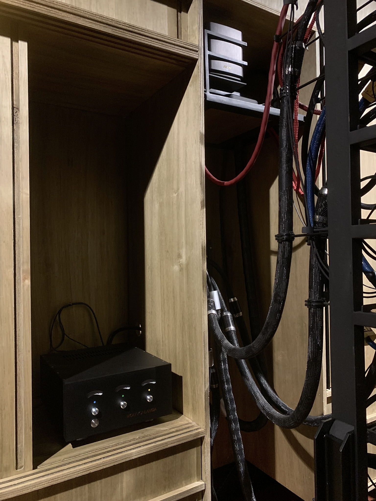 The power supply for the WVL Chicago has been located in a vented cabinet equidistant between the speakers for greater ease of separation with the speaker cables, and to close proximity to the dedicated and unfiltered main power outlets.