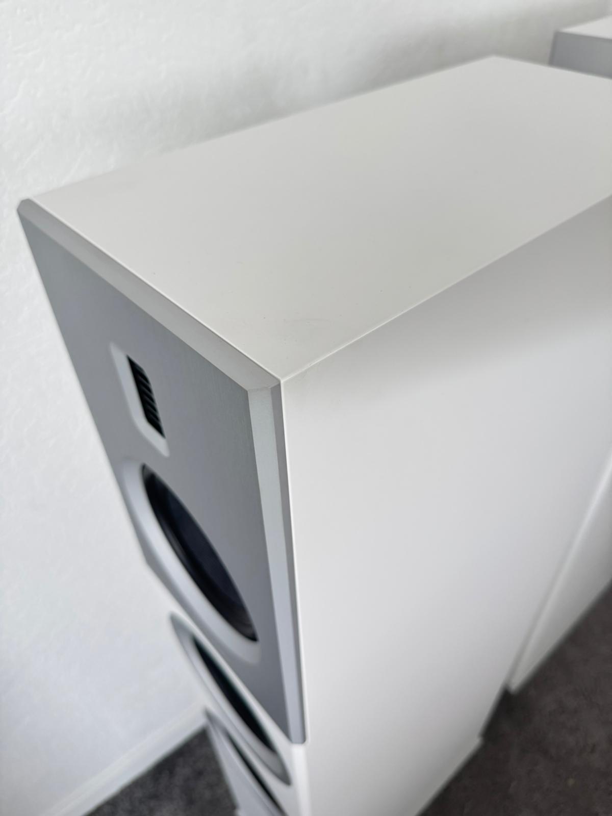 Burmester B28 speakers in white from 2025 8