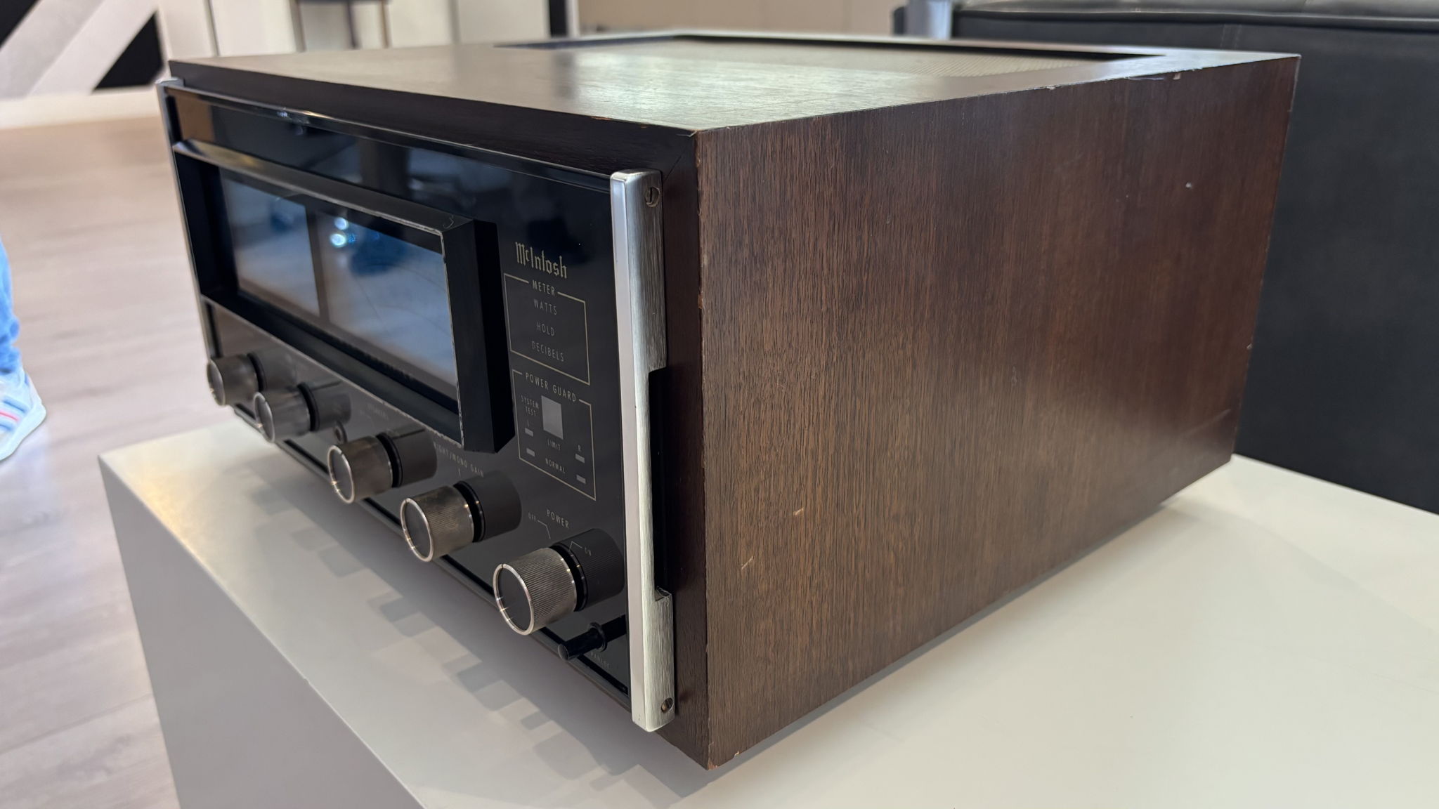 McIntosh MC2255 2-Channel Solid State Stereo Power Ampl... 3