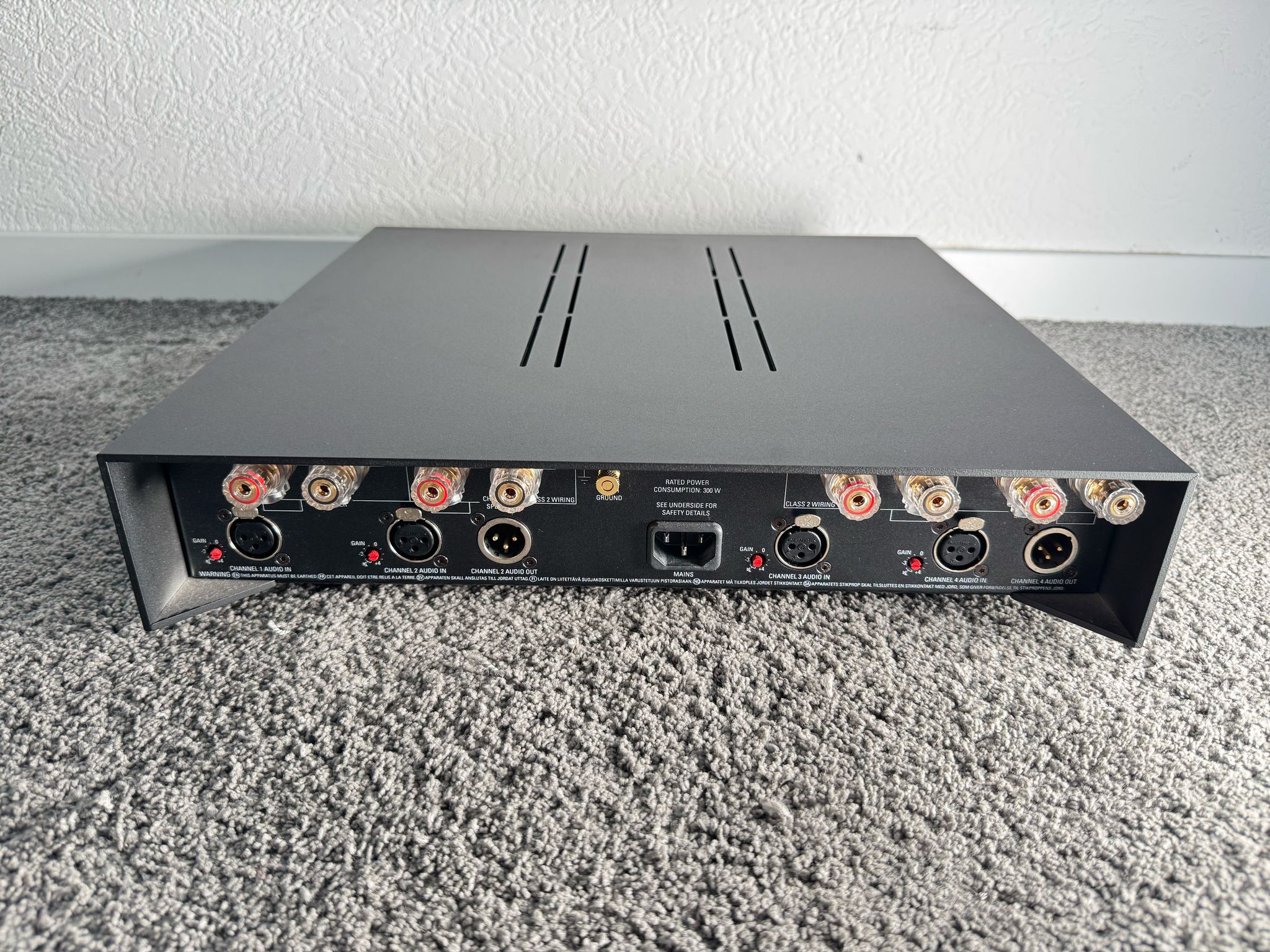 Linn Akurate 4200 power amplifier in black with XLR 4