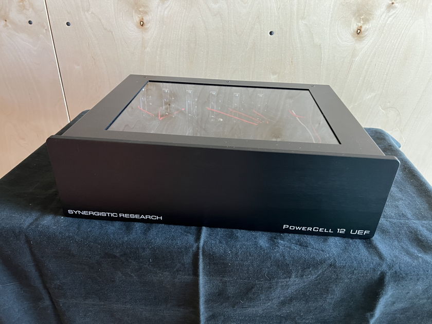 SYNERGISTIC RESEARCH POWERCELL 12 UEF POWER CONDITIONER (NO POWER CORD)
