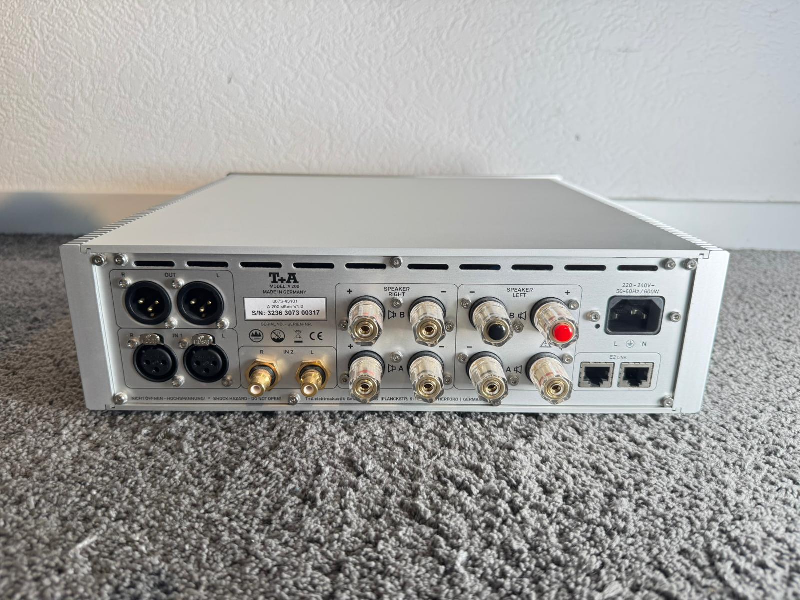 T+A Elektroakustik A200 A 200 power amplifier in silver... 8
